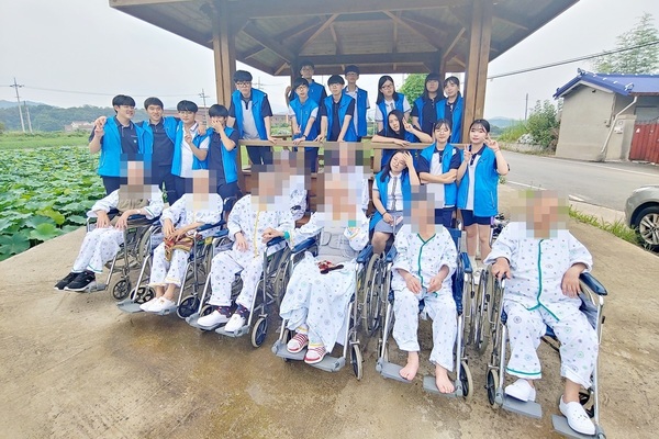 2019.08.28 학생봉사자들과 산책