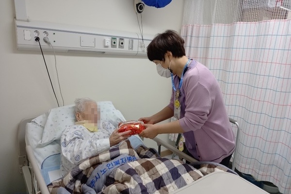 2020년 12월 2주 입원어르신 주간 생신선물 전달