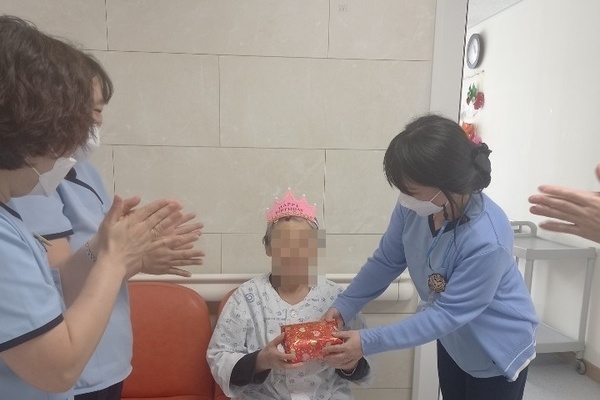 2021년 2월 1주 입원어르신 주간 생신선물 전달