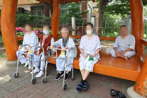 입원환자분들과 수국 꽃 사진촬영